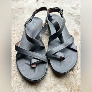Womens Olukai ‘Upena’ black leather flat sandal size 8